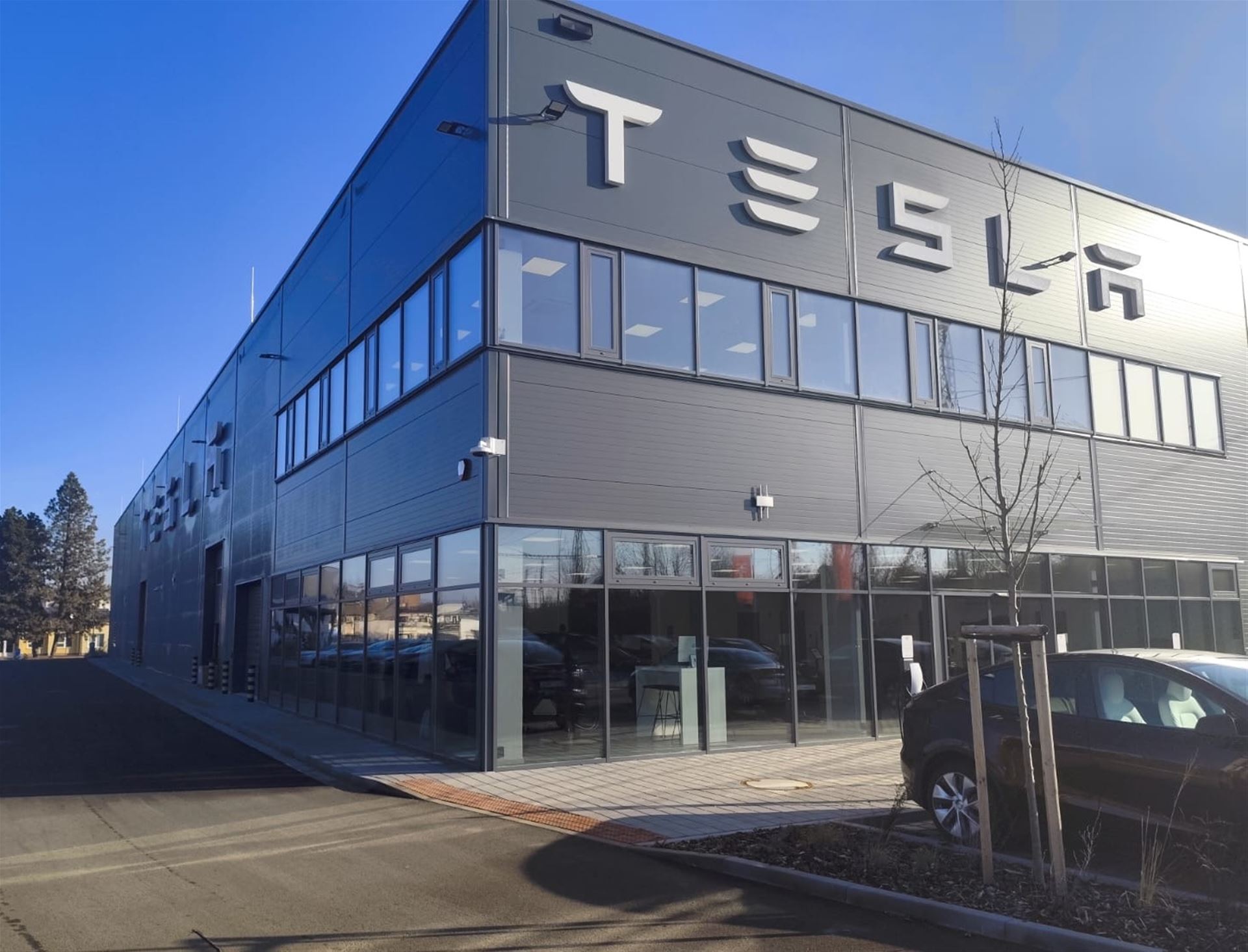 Tesla service Center MINIB konvektory - exterier